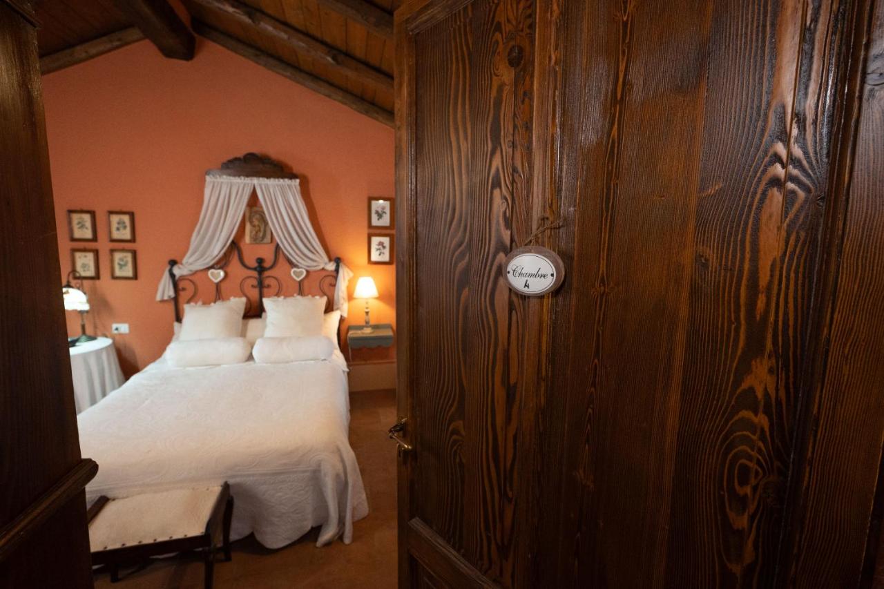 Zimmer mit Kingsize-Bett und Balkon
