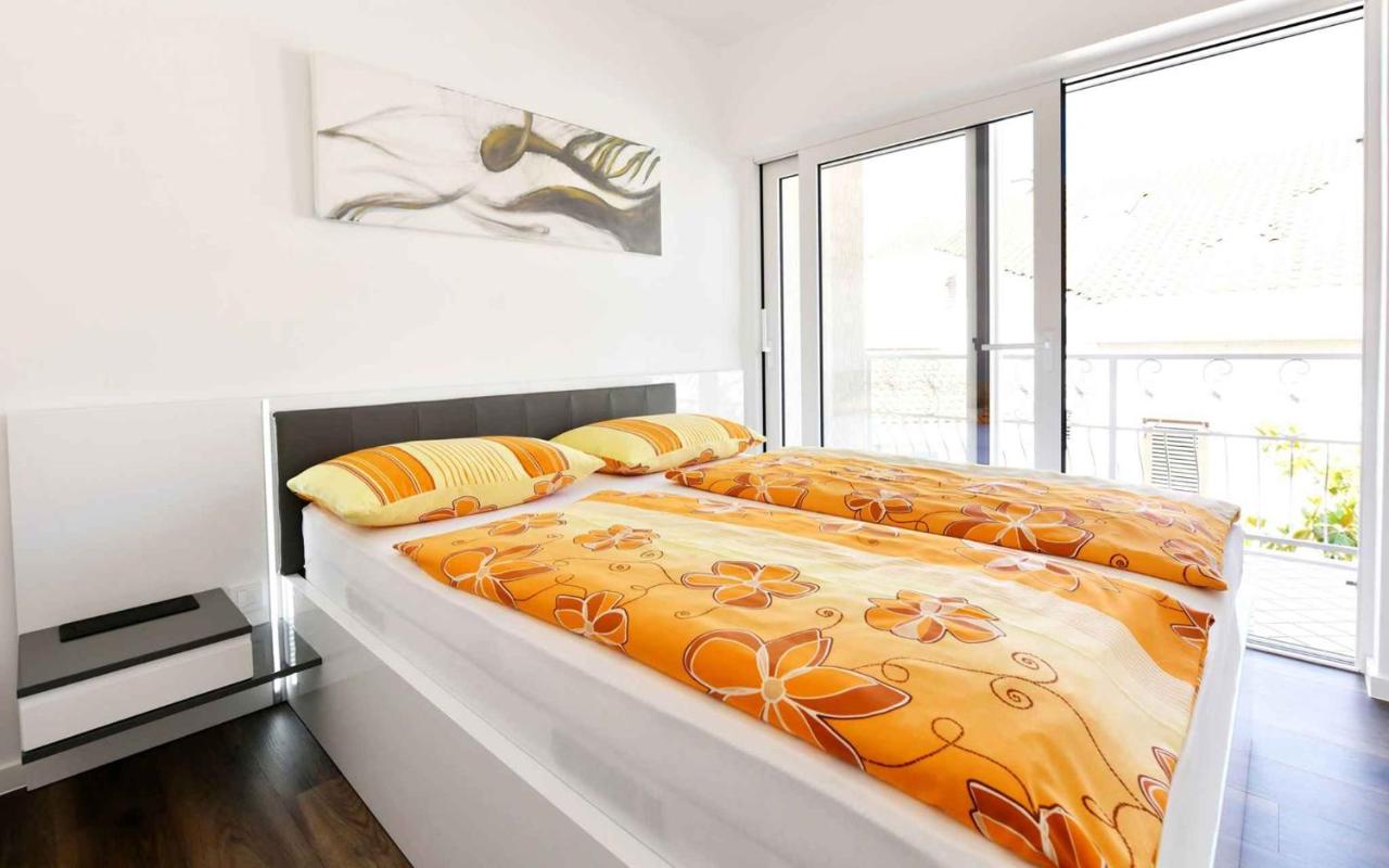 Apartment in Malinska - Insel Krk 53310 - Bed and Breakfast Malinska