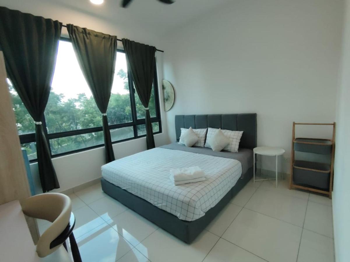 Greenfield Residence with Amazing Pool View and High-Speed Wi-Fi - B&B