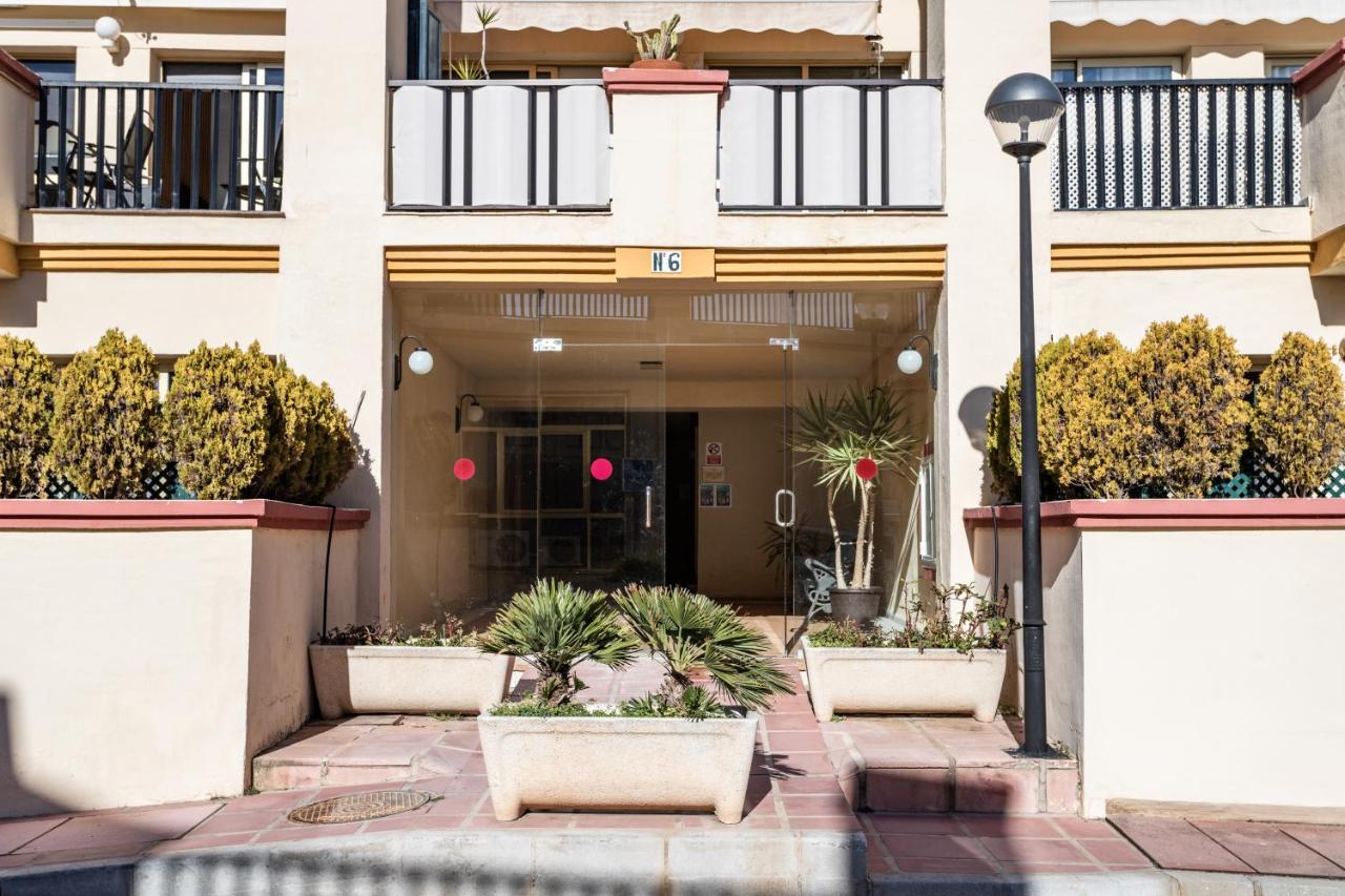 2 Estudios en La Romana Playa, uno con vista parcial mar y otro vista a la piscina - Chambres d'hôtes Marbella