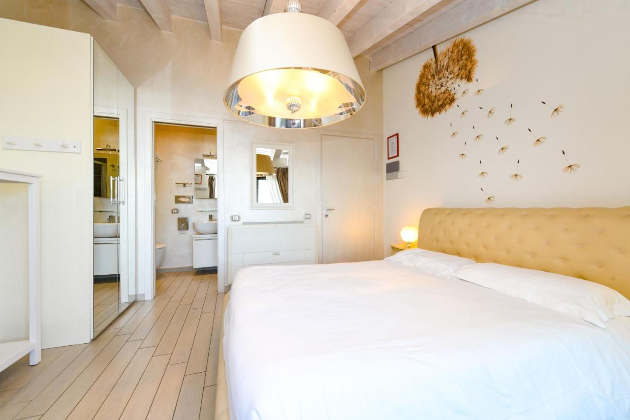 Deluxe Double Room with Balcony and Lake View