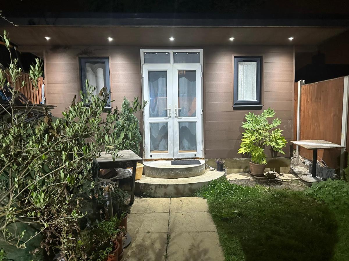 Modern 1 bed suite in guest house private garden - Ferienwohnung Grove Park
