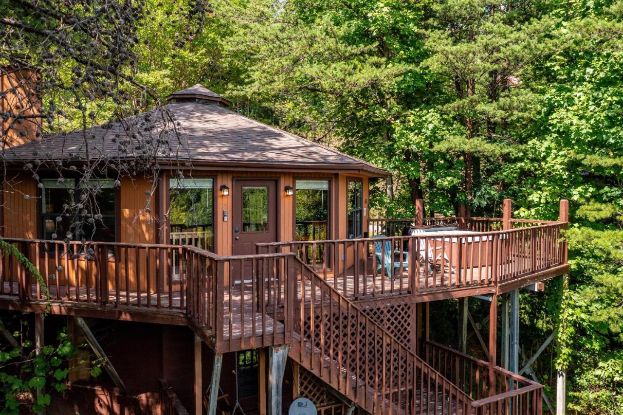 Family Friendly Great Views Game Room & Hot Tub - B&B Gatlinburg