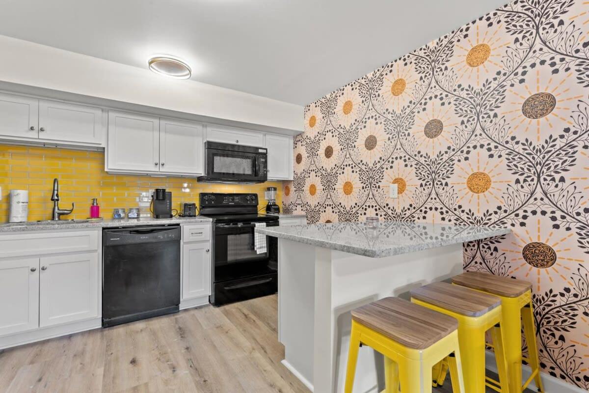TreeHouse Lodge Walk to Beach Pet-Friendly 202 - B&B Myrtle Beach