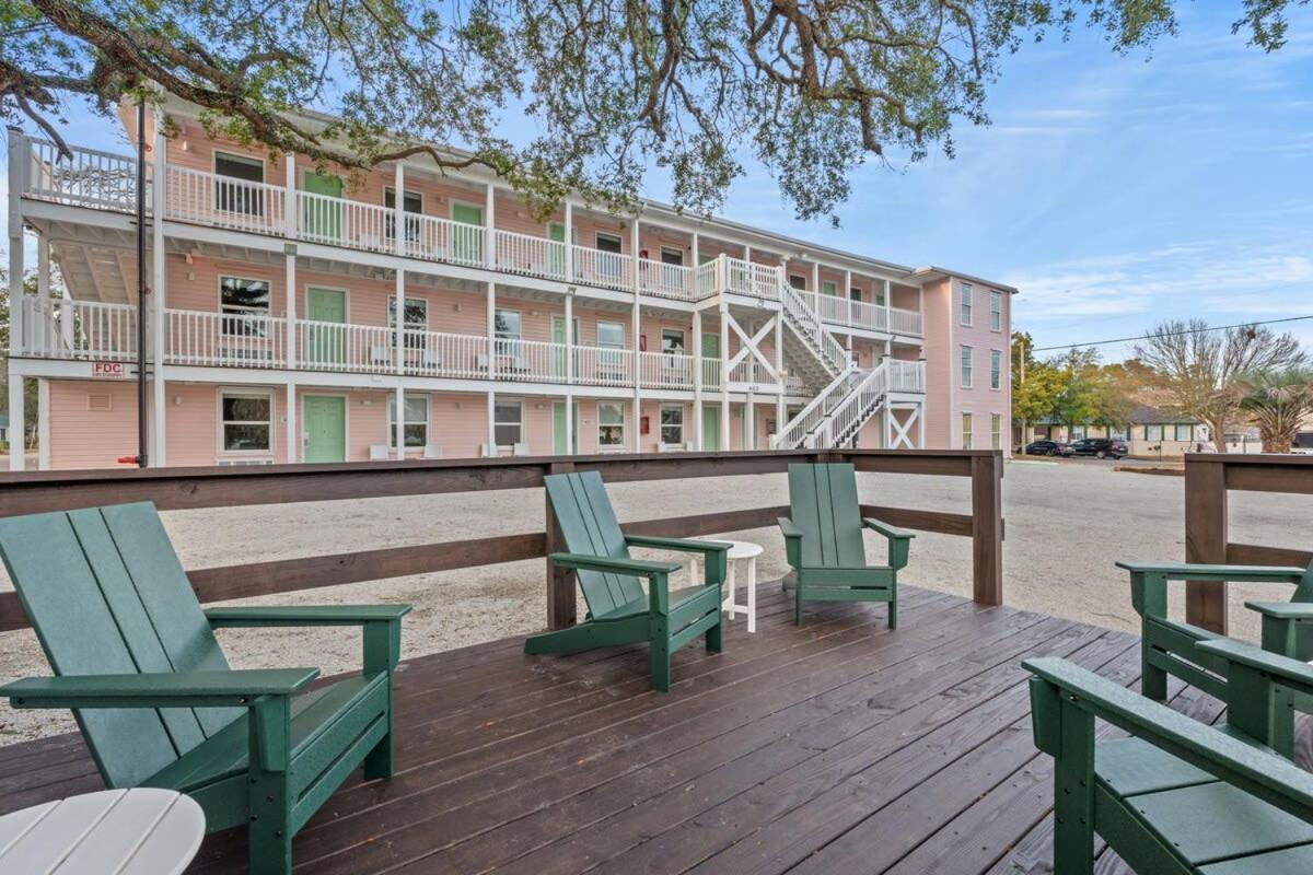 TreeHouse Lodge Walk to Beach Pet-Friendly 302 - B&B Myrtle Beach