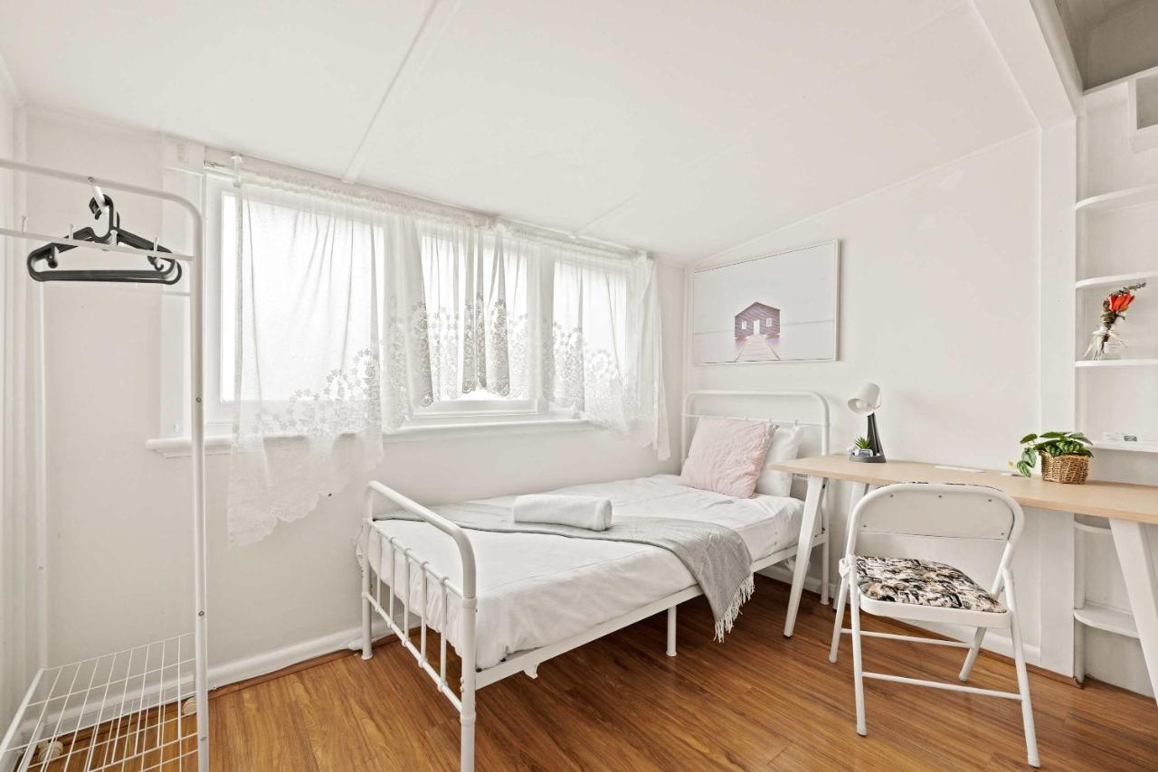Pleasant Single Room - Prime Location in Carlton with Dining Next Door - Shared Bathroom - B&B