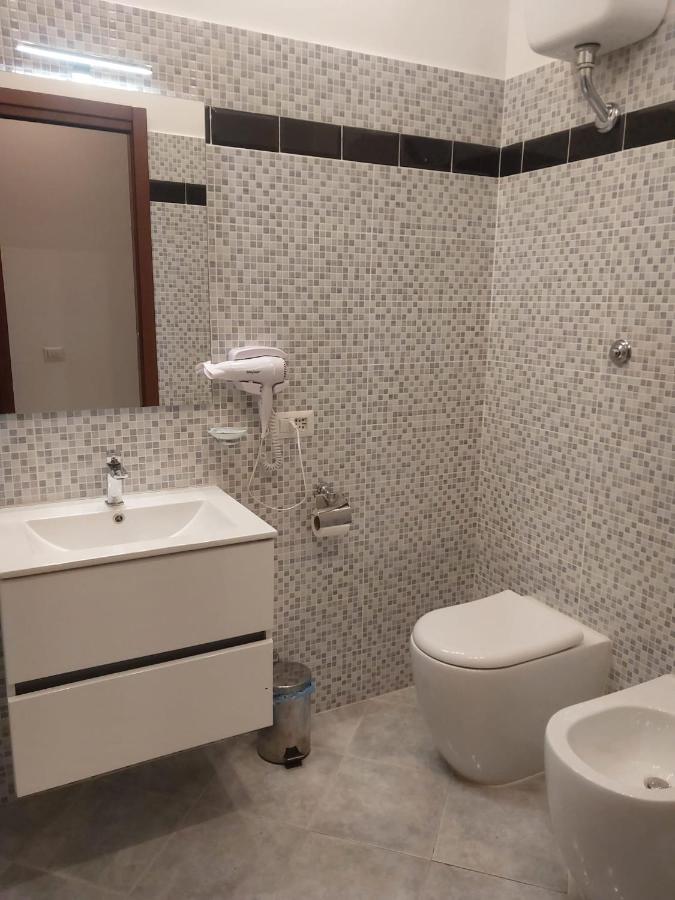Camera privata con bagno interno - B&B Fiumicino