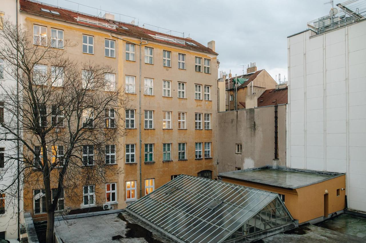 Cinematic Apartment with Pool Table & Cinema room in the heart of Prague - Bed and Breakfast Praag