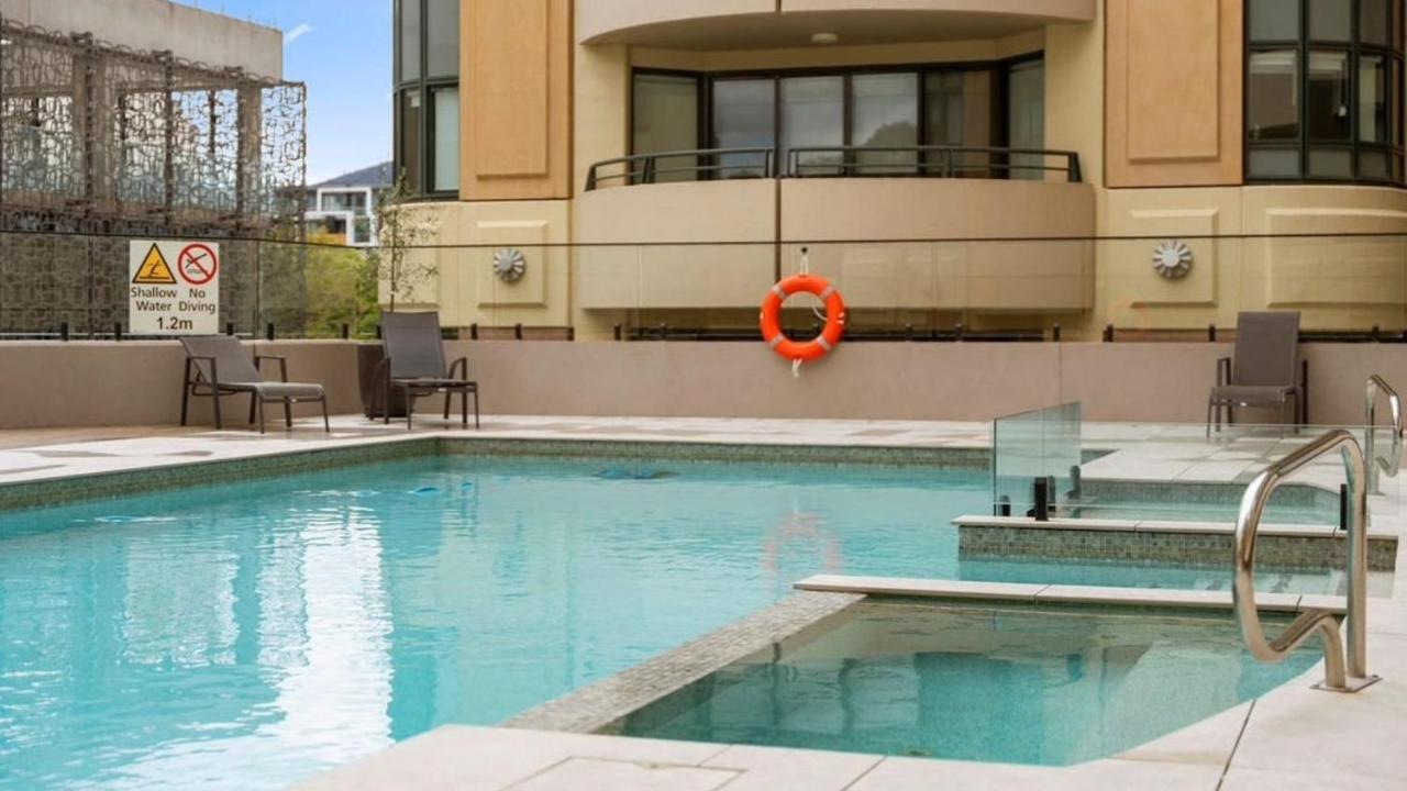 Braddon Bliss - Sleek Apartment Near Attractions - Bed and Breakfast Canberra