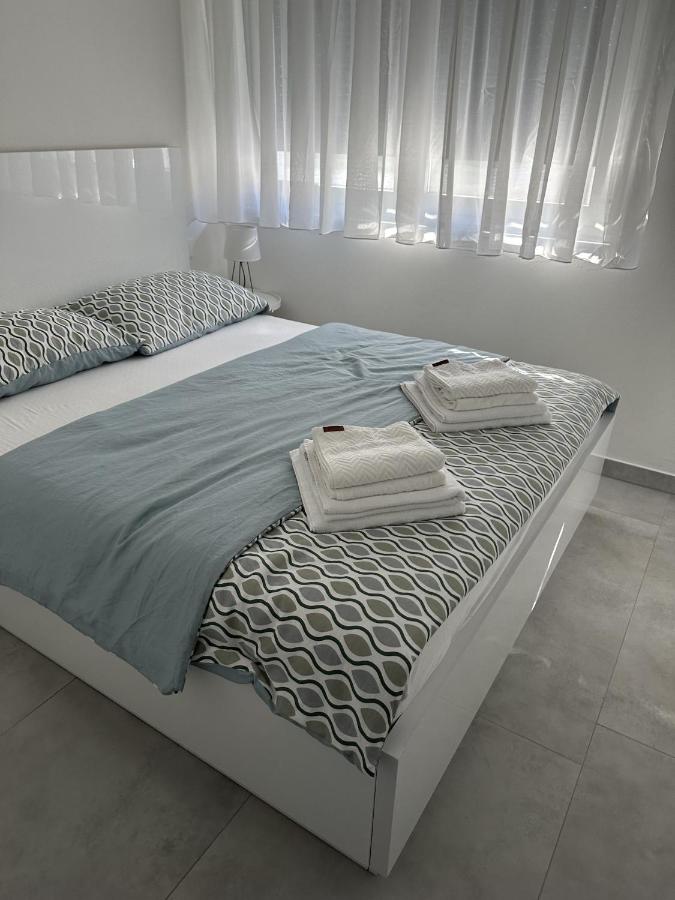 1 Bedroom Apartment with Balcony