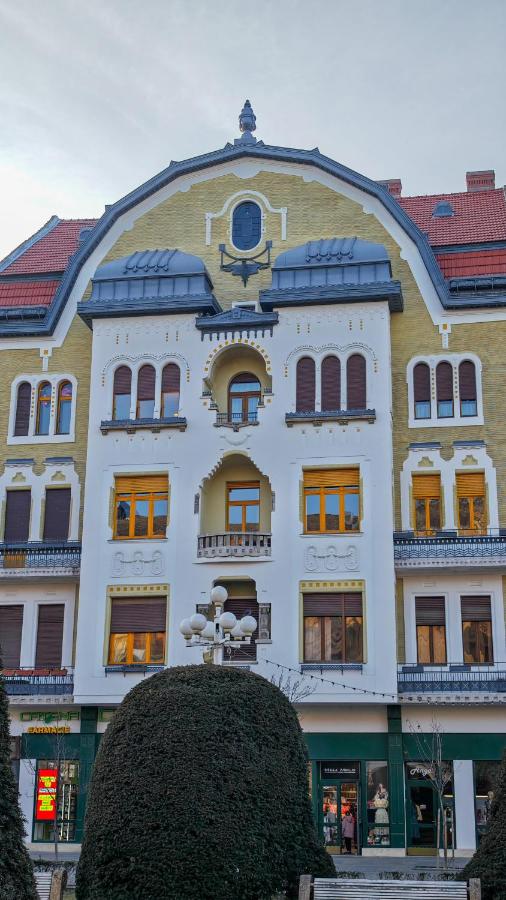 Neuhausz Residenz Ultra-Central Apartment - B&B