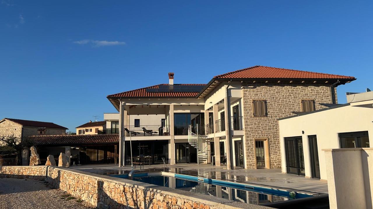 Appartamento con 3 Camere da Letto e Piscina Privata
