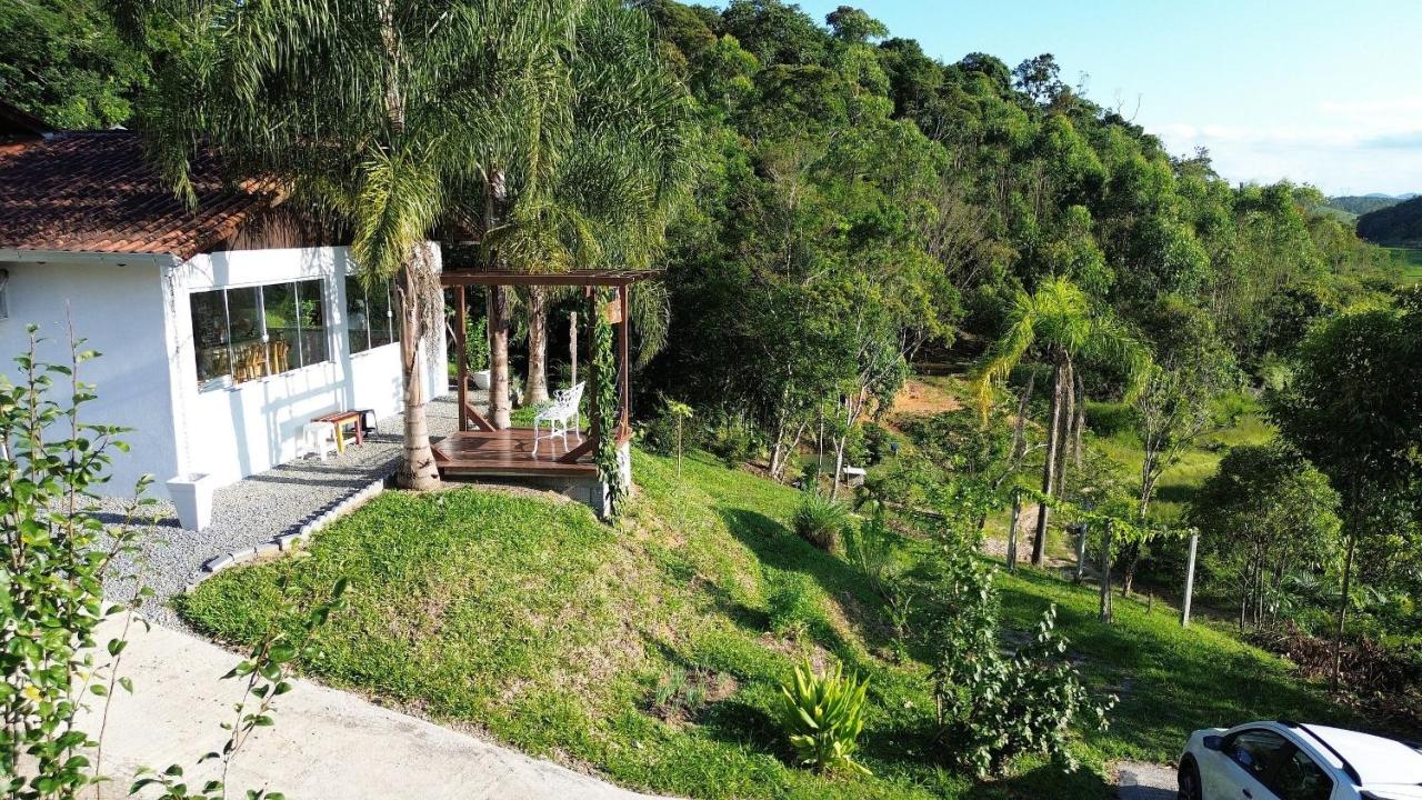 Sossego à 10 minutos do centro de Guaramirim - B&B