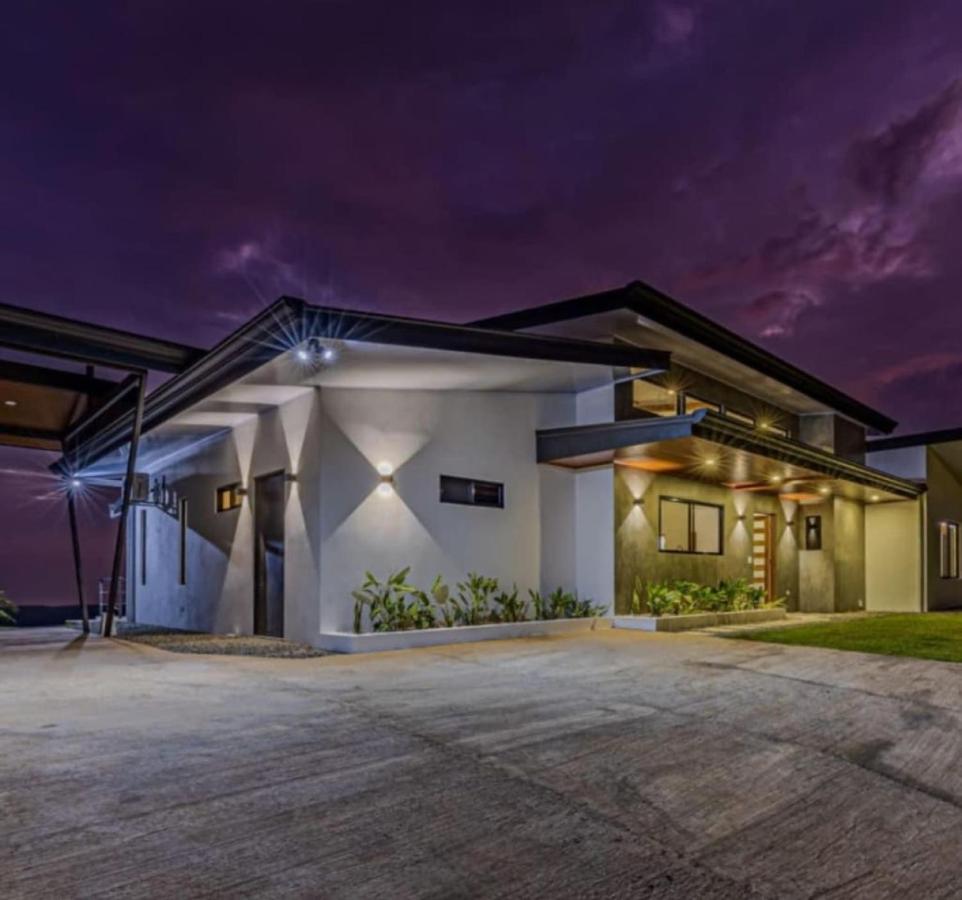 Modern Home with Spectacular Ocean and Mountain View - Chambres d’hôtes
