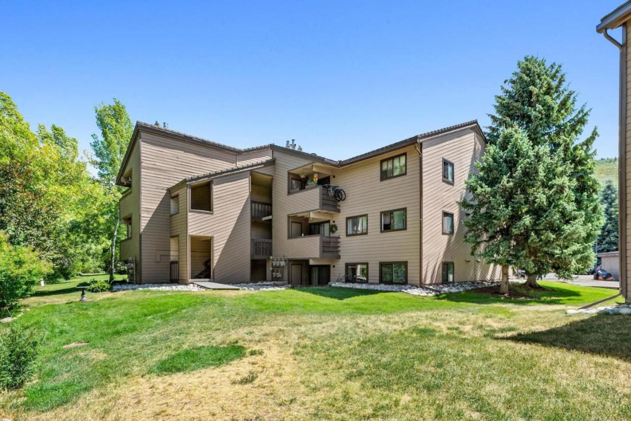 Modern Mountain Riverfront Condo, Walk to Lift - Chambres d’hôtes Avon