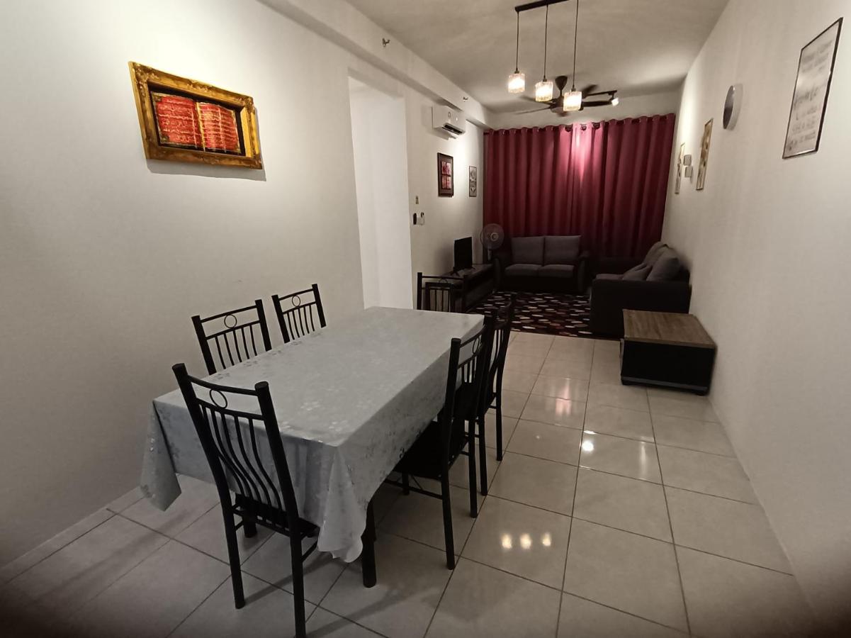 Naanee Homestay near Putrajaya Cyberjaya - musleem only - Ferienwohnung Kampung Dengkil