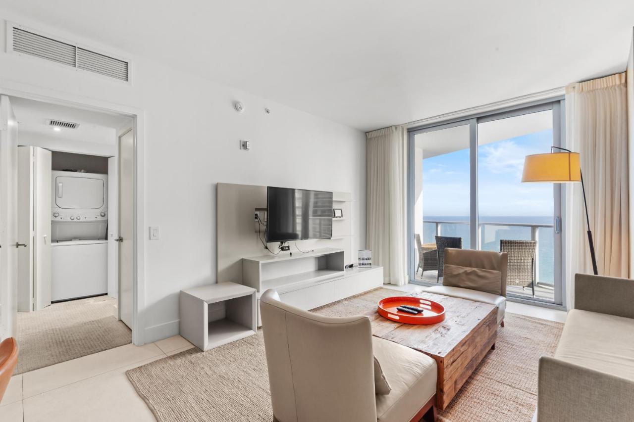 City Lights and Skyline Nights - High-Floor Stay in our Luxury Apartment - B&B Hollywood