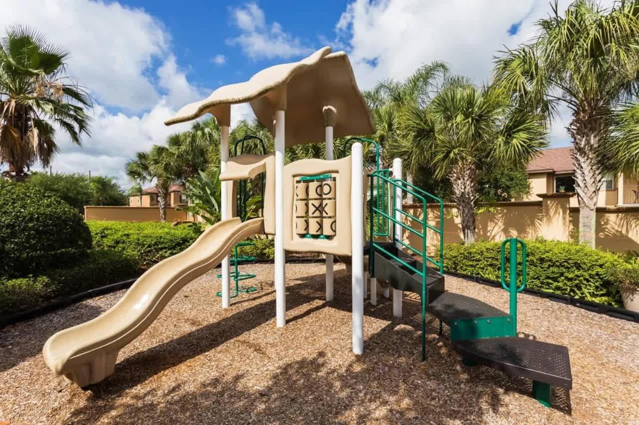 3602 Regal Palms 4BR Townhome with Resort Water Park - Bed and Breakfast Davenport