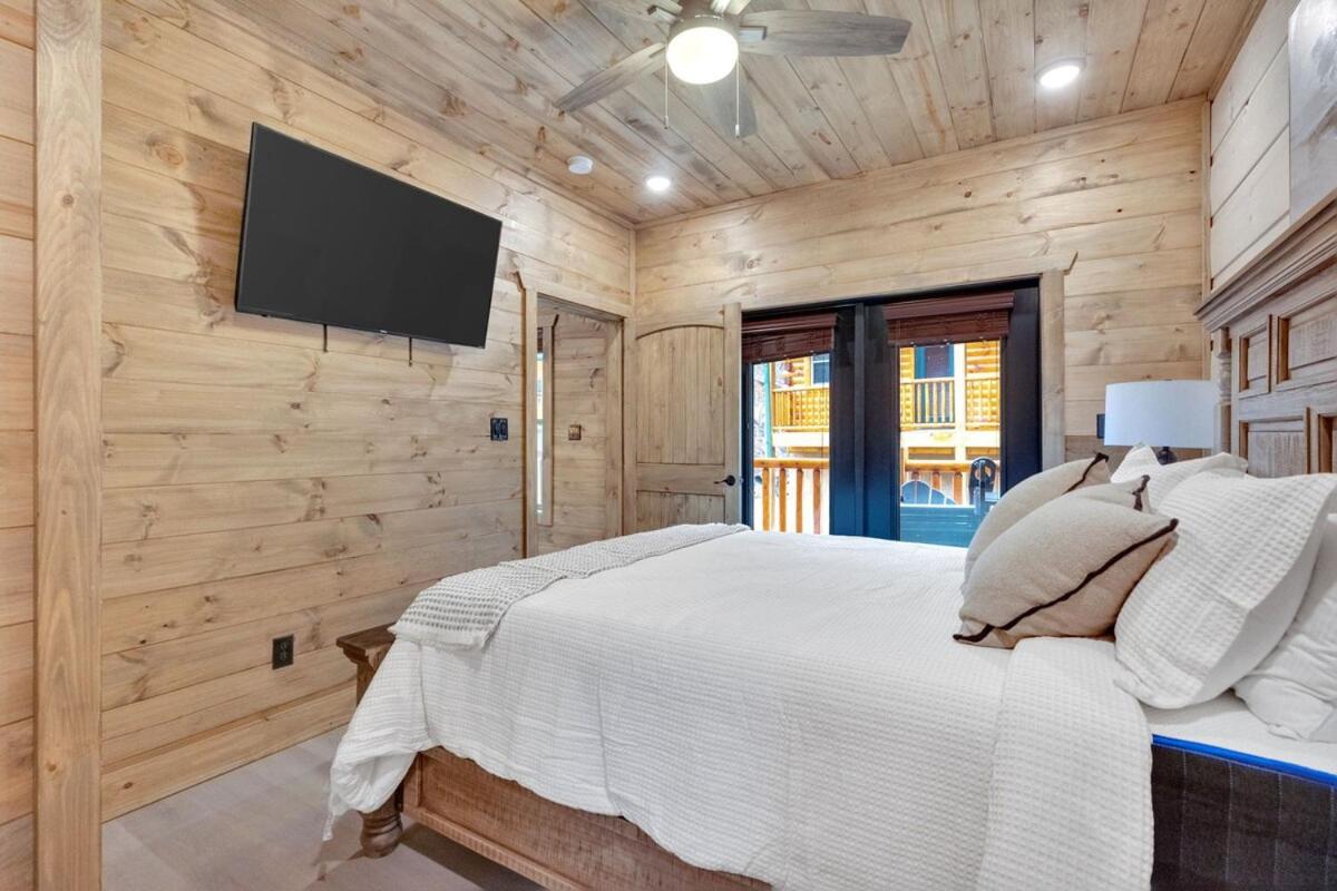 Honeybear Hideaways - Luxury and Spacious Cabin in Smoky Mountain with Indoor Pool, Hot Tub and Game Room - Chambres d'hôtes Pigeon Forge