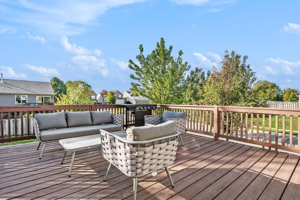 Elegant Escape-Fenced Yard BBQ & Cozy Fire Pit - B&B