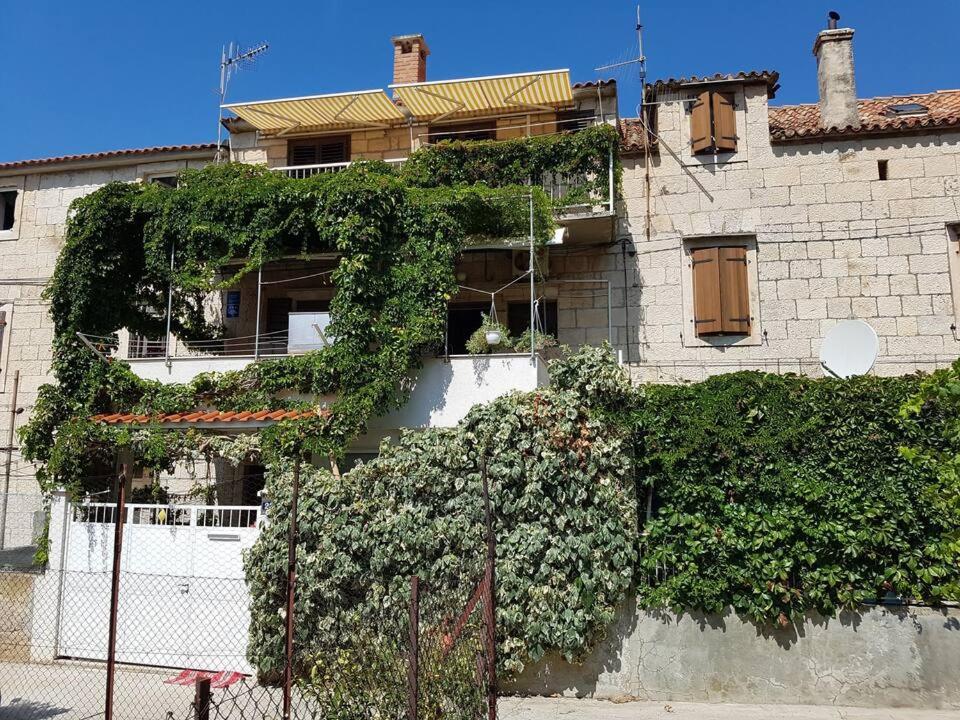 Apartmani ROVINJEZ Komiza - B&B