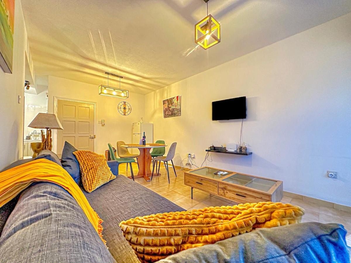 Sea and Lake Breeze 1BR Apt - B&B Larnaka