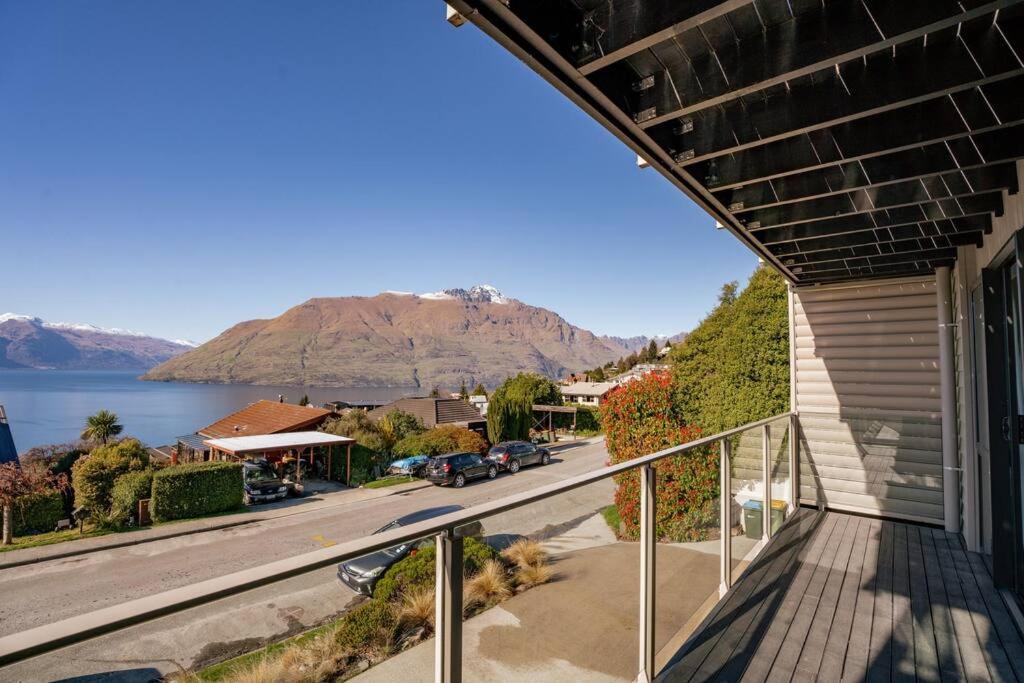 Quiet Home with Stunning Lake & Mountain Views - B&B Distretto di Queenstown
