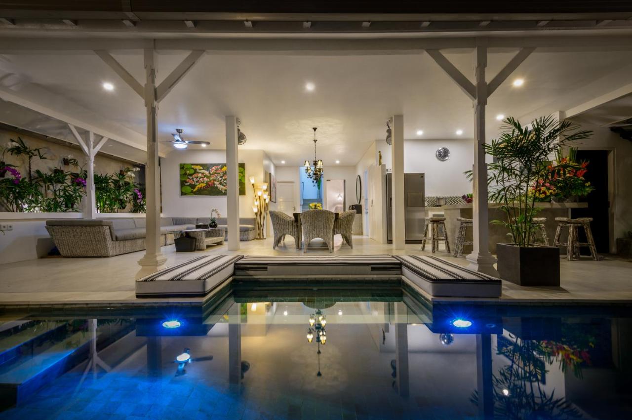 Ozamiz Villa Seminyak by Villas R Us - B&B