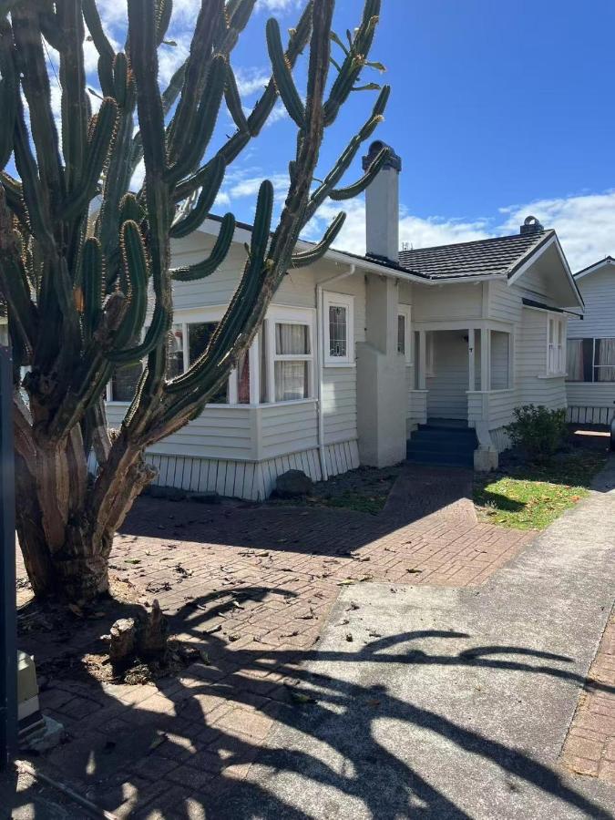5 Bedroom House A with 13 Beds including 6 Double Beds, 2 Single Beds, and 5 Sofa Beds - B&B Auckland