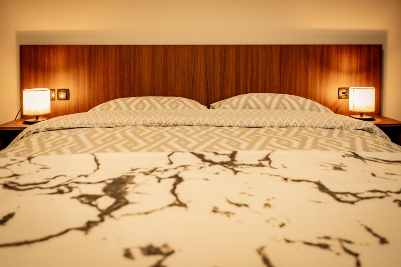 Zimmer mit Kingsize-Bett