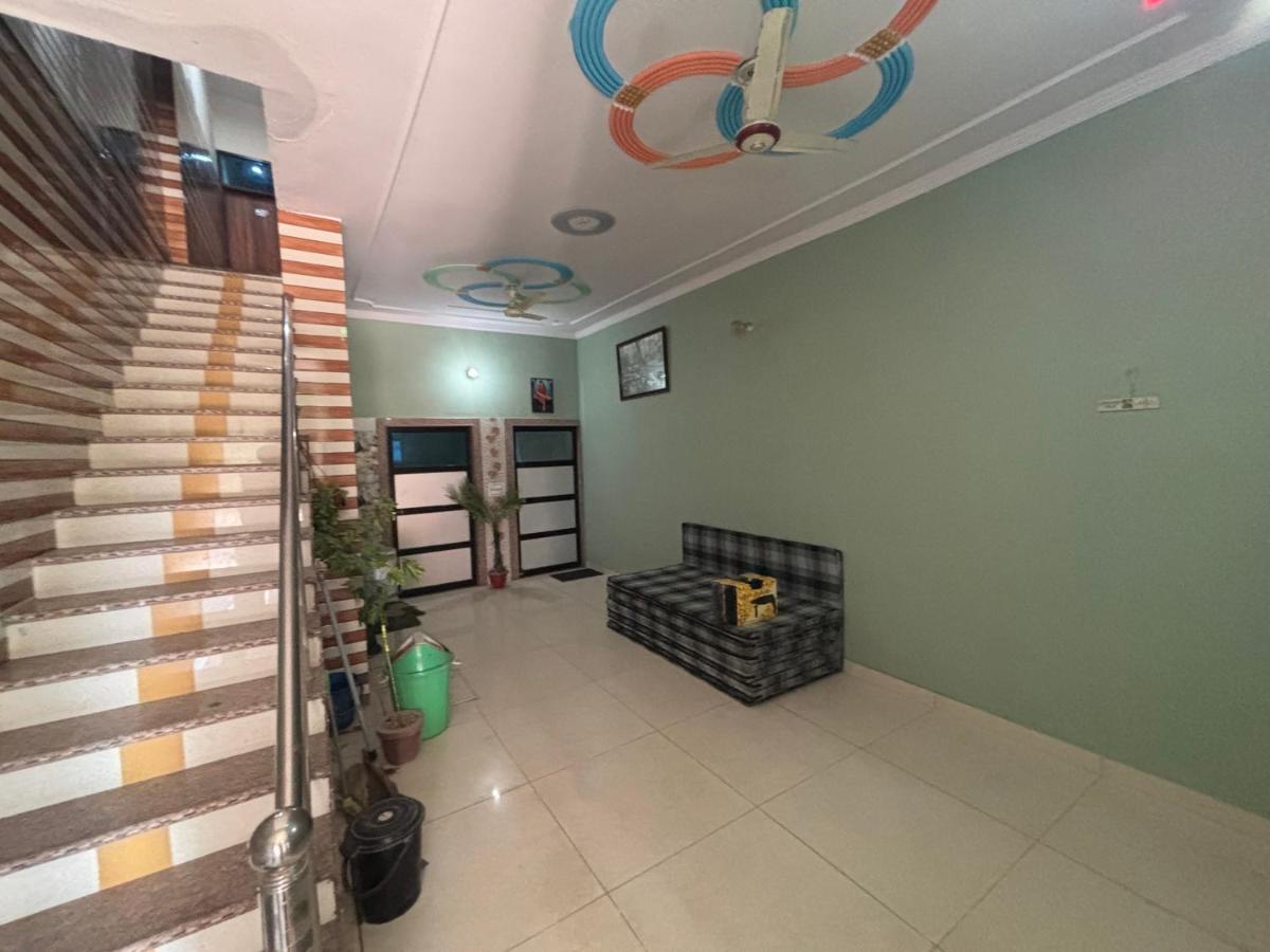Yuvraj Guest house - B&B