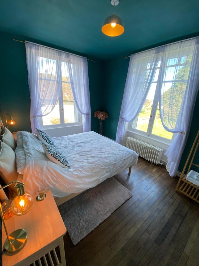 Habitación con cama extragrande.
