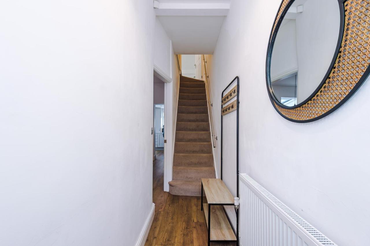 Stylish 3-Bed City Centre Home in Chester by 53 Degrees Property, Ideal for Groups, Private Parking! - B&B