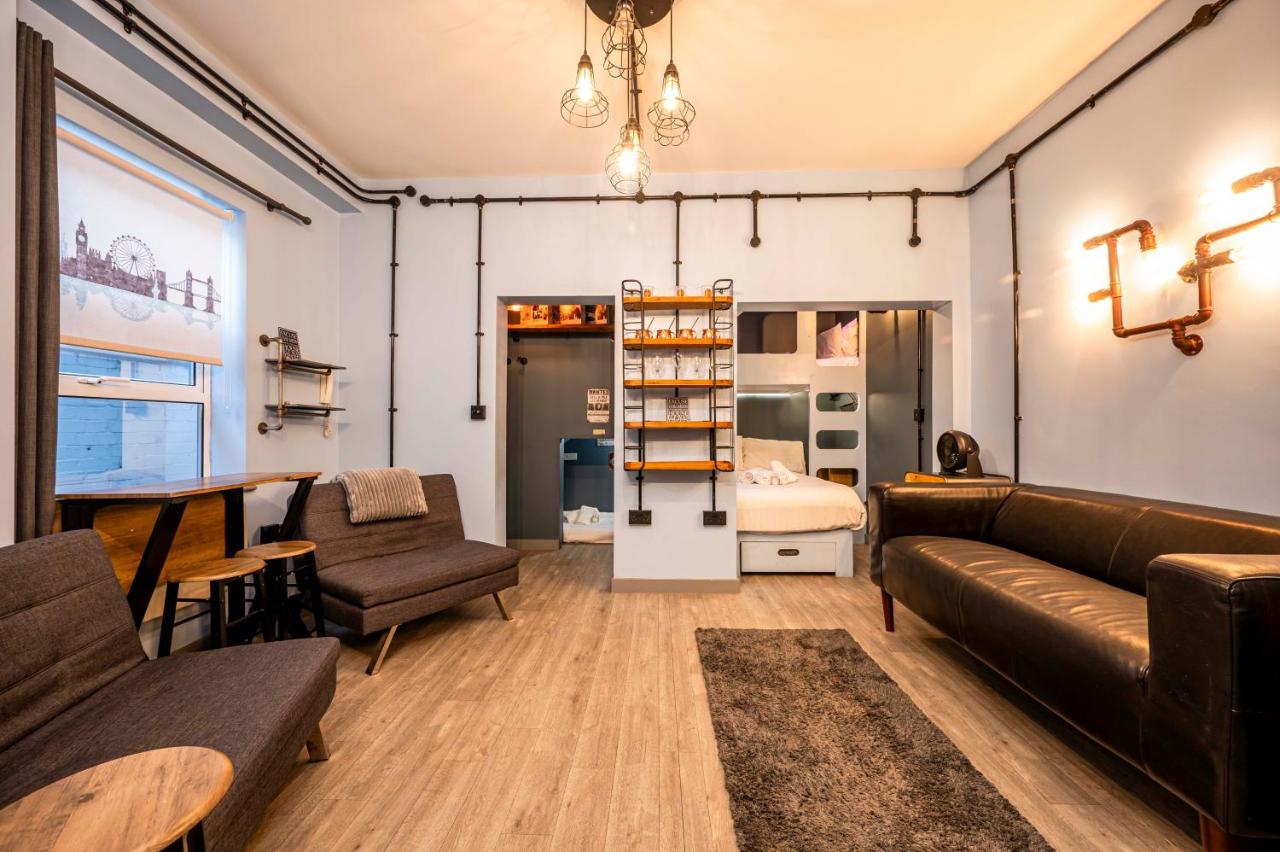 Harry Potter cupboard studio - B&B London