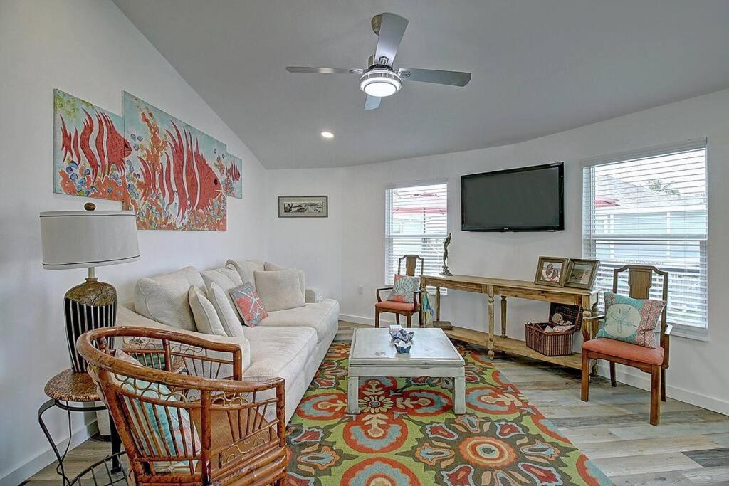 La Sirena Pool Access 3 Blocks to the Beach - B&B Port Aransas