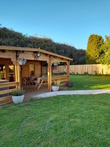 Crafter's Retreat luxury cabin on the Norfolk Cambridgeshire border - B&B