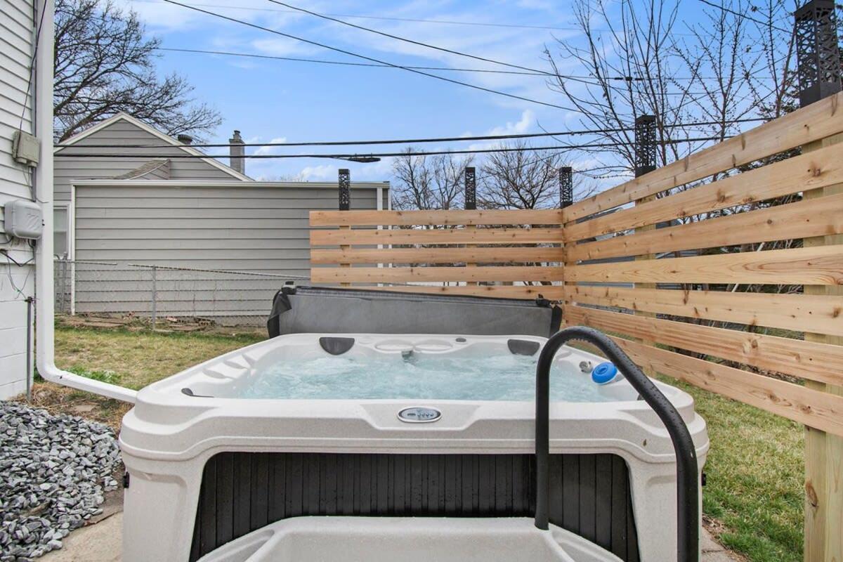 Adorable 2BR Hot Tub Close to Attractions - B&B Omaha