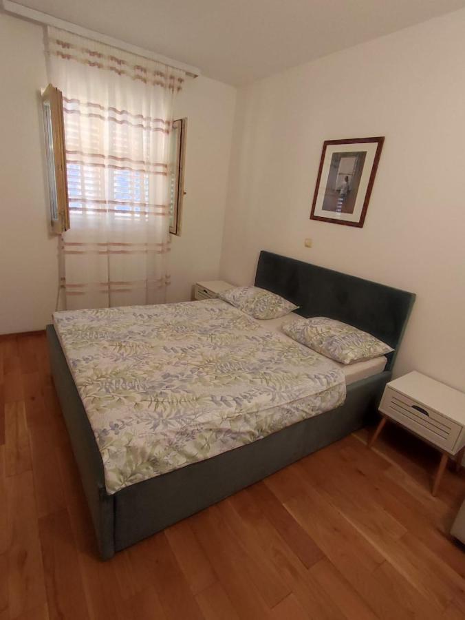 Apartment Ela with private jacuzzi - B&B Podgora