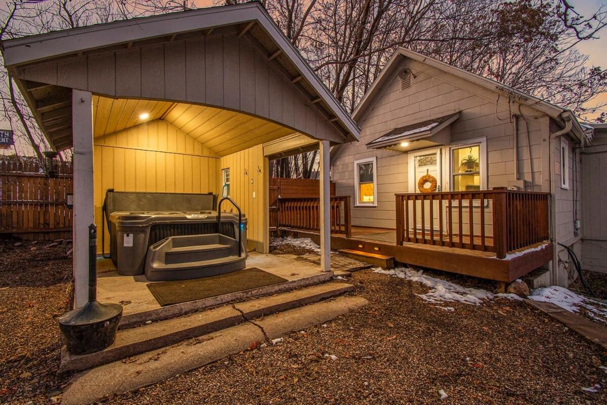 Midtown Spot Lovely Fenced Backyard & Hot Tub - B&B Omaha