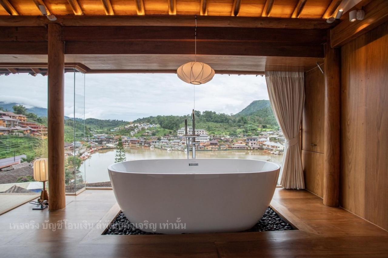 Habitación con cama extragrande y vistas al lago