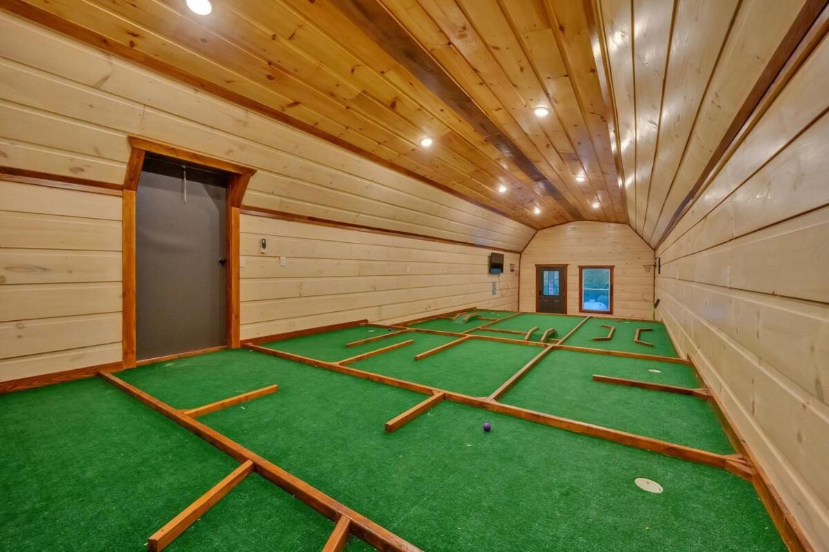 Honeybear Hideaways - Luxe Family Retreat with Indoor Pool, Mini Golf, and Theater Room can Sleep 22 Guests - Chambres d'hôtes Sevierville