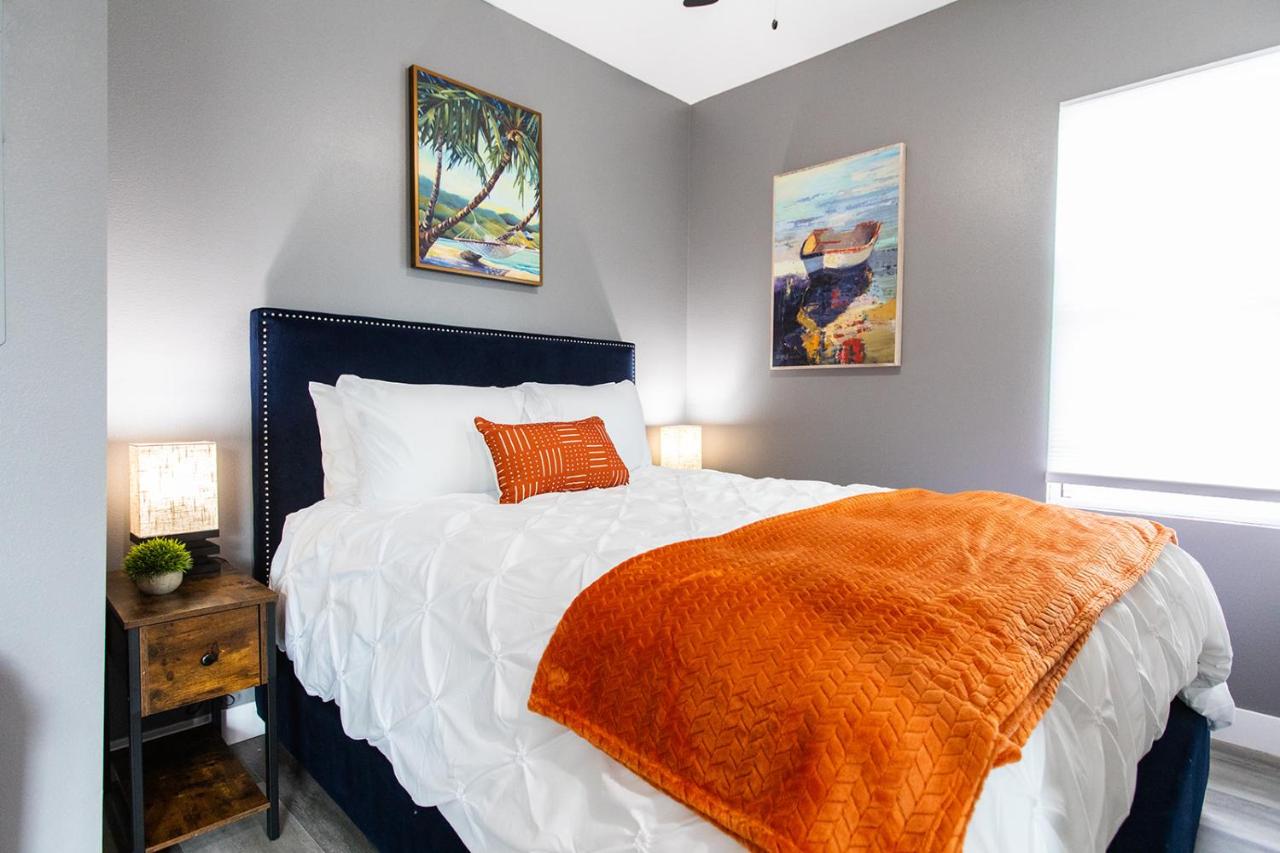 Large-studio-balcony-desk-ac-full-kitchen - B&B San Diego