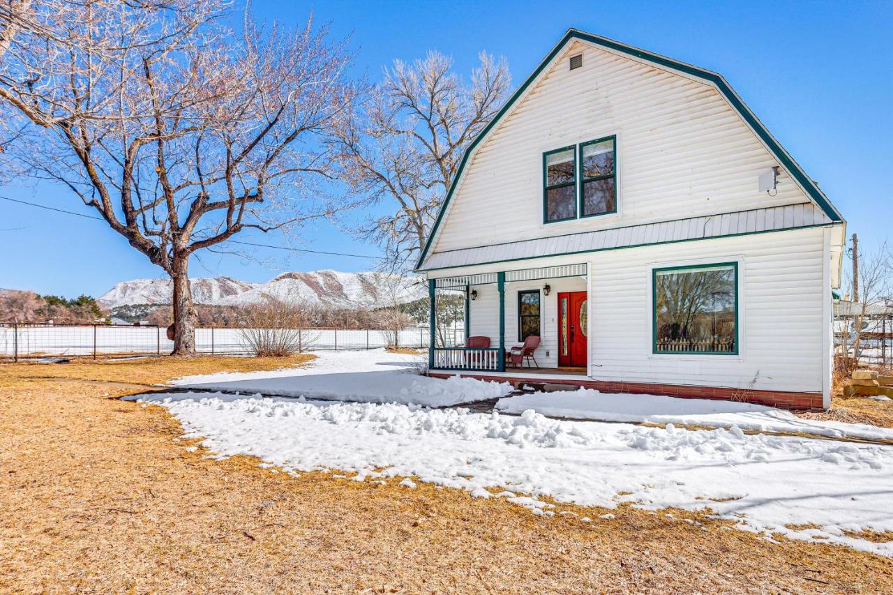 Patio and Mountain Views Farmhouse in Mancos! - B&B
