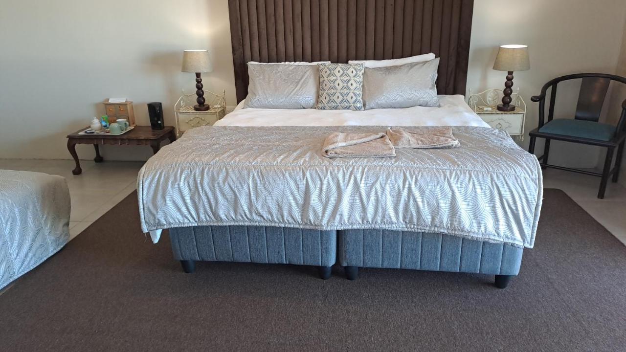 Zimmer mit Kingsize-Bett und Meerblick