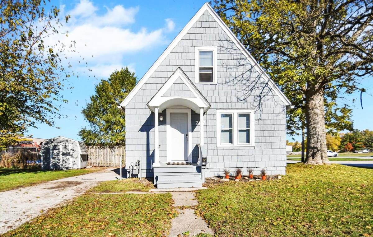 A-Frame Charmer in Town, Newly Renovated - B&B La Porte