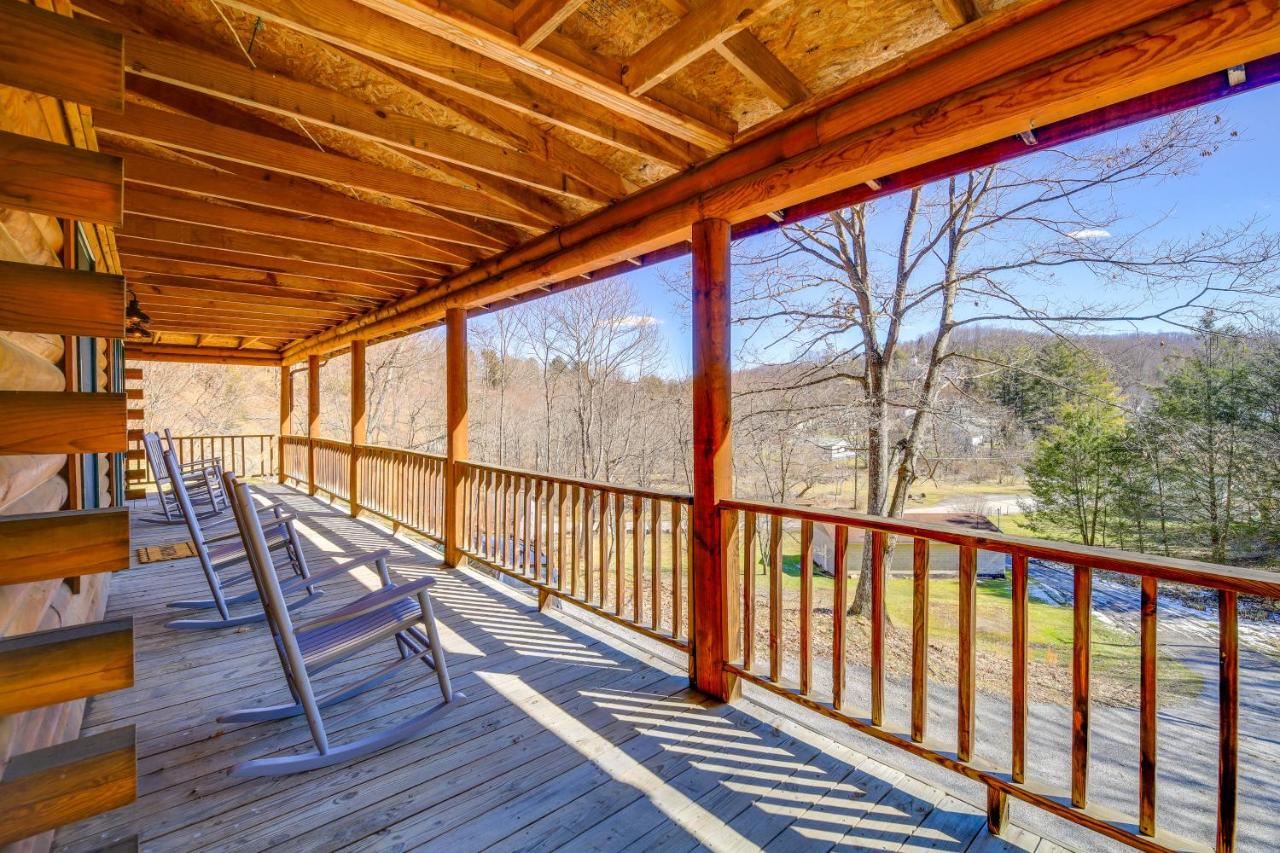 Less Than 1 Mi to Spearhead ATV Trails Cabin with Deck! - Chambres d’hôtes