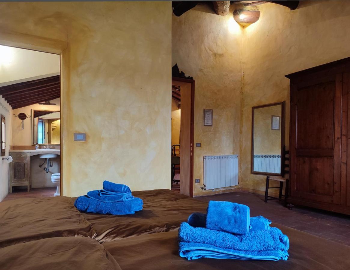Zimmer mit Kingsize-Bett und Gartenblick.