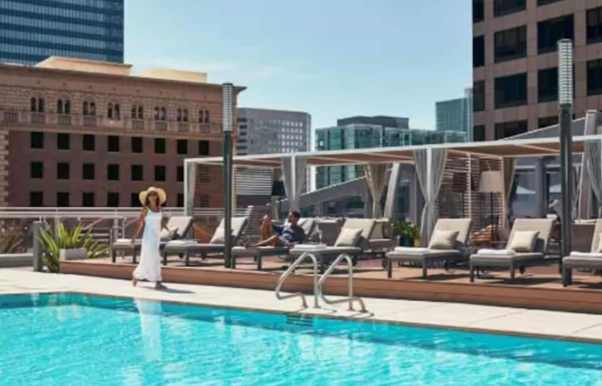 Stunning 3 Bedroom High-Rise with Pool, Spa, and Rooftop Views - B&B