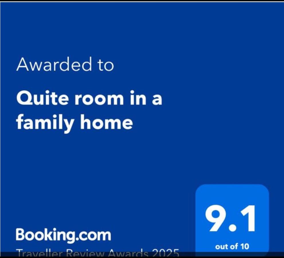 Quiet room in a family home - B&B