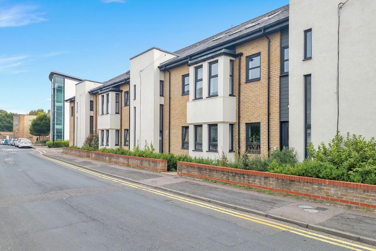 Cosy Modern Stay at St Mary's Nest Apartment By Your Lettings Short Lets & Serviced Accommodation Peterborough With Free WiFi and Parking - B&B Huntingdon